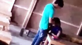 Potajemnie nagrał seks w klasie college ' u między indyjskimi studentami 5 / min 50 sec