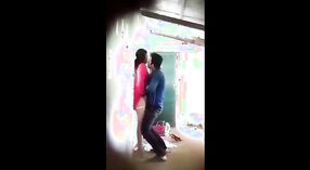Sekretne spotkanie między Indyjskim mężczyzną i atrakcyjnym nauczycielem uchwyconym na ukrytą kamerę 2 / min 30 sec