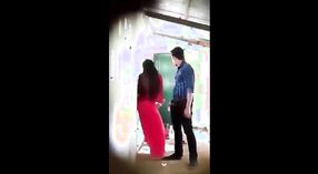 Sekretne spotkanie między Indyjskim mężczyzną i atrakcyjnym nauczycielem uchwyconym na ukrytą kamerę 2 / min 50 sec