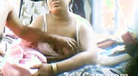 Heiße indische Mutter mit großen Brüsten erfreut ihren Sohn 1 min 20 s