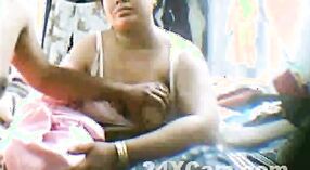 Горячая индийская мамочка с большими сиськами ублажает своего сына 1 минута 30 сек
