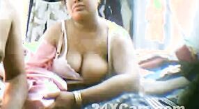 Heiße indische Mutter mit großen Brüsten erfreut ihren Sohn 1 min 40 s