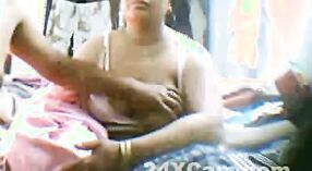 Heiße indische Mutter mit großen Brüsten erfreut ihren Sohn 2 min 30 s