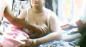 Горячая индийская мамочка с большими сиськами ублажает своего сына 2 минута 40 сек