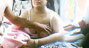Горячая индийская мамочка с большими сиськами ублажает своего сына 2 минута 50 сек