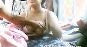 Maman indienne chaude aux gros seins fait plaisir à son fils 3 minute 00 sec