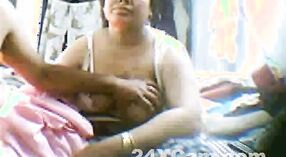 Ibu India seksi dengan payudara besar menyenangkan putranya 3 min 10 sec