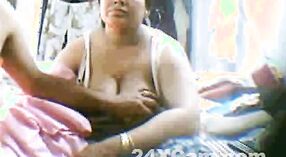 Gorący indyjski mamo z duży cycki przyjemności jej syn 3 / min 30 sec