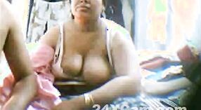 Heiße indische Mutter mit großen Brüsten erfreut ihren Sohn 4 min 00 s