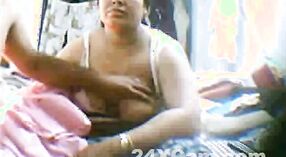 Heiße indische Mutter mit großen Brüsten erfreut ihren Sohn 4 min 10 s