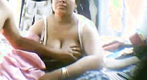 Ibu India seksi dengan payudara besar menyenangkan putranya 4 min 30 sec