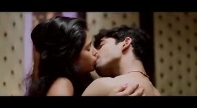 Bollywood yetişkin bir filmde sıcak karşılaşma 4 dakika 00 saniyelik