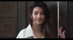 Kısa bir filmde Hintli bir kızla teslimatçı arasında buharlı karşılaşma 3 dakika 00 saniyelik
