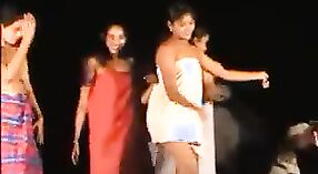 Meninas Indianas descalças rodopiam e balançam em dança sedutora 7 minuto 00 SEC