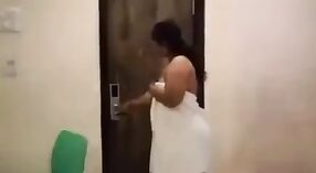 Une femme au foyer indienne se fait baiser par un livreur 9 minute 30 sec