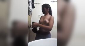 Une étudiante universitaire montre ses seins 0 minute 0 sec
