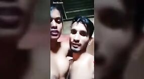 Agricola coppia da India azioni appassionato bacio all'aperto 3 min 20 sec