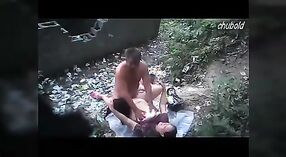Desi Village Tante genießt öffentliche Sex im Freien 2 min 00 s