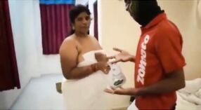 Zomato delivery boy fucks South Indian aunty in scandalous encounter 0 min 0 sec
