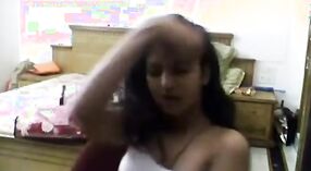 一位妖unduluble的泰卢固语女人在一场热闹的视频相遇中露面 0 敏 30 sec