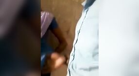 Jong Indisch schoolmeisje engages in seksuele activiteit met een jongen van dezelfde leeftijd 1 min 50 sec