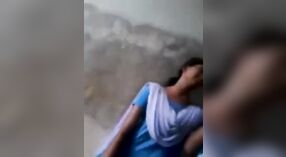 Jong Indisch schoolmeisje engages in seksuele activiteit met een jongen van dezelfde leeftijd 2 min 10 sec