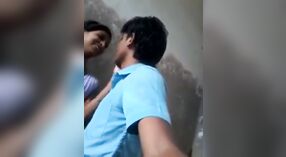 Der junge indische Schulmädchen betreibt sexuelle Aktivitäten mit einem gleichen Jungen 2 min 20 s