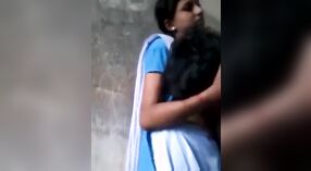 Jong Indisch schoolmeisje engages in seksuele activiteit met een jongen van dezelfde leeftijd 2 min 50 sec