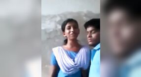 Młoda Indyjska uczennica uprawia seks z chłopcem w tym samym wieku 3 / min 00 sec