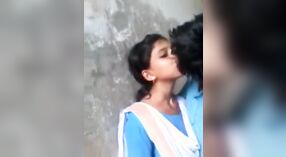 Genç Hintli kız öğrenci aynı yaştaki bir çocukla cinsel ilişkiye giriyor 3 dakika 20 saniyelik