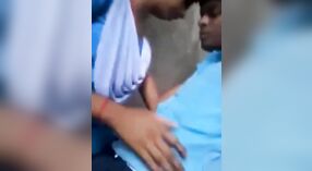 Jong Indisch schoolmeisje engages in seksuele activiteit met een jongen van dezelfde leeftijd 0 min 30 sec