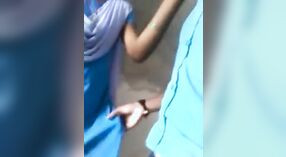 Der junge indische Schulmädchen betreibt sexuelle Aktivitäten mit einem gleichen Jungen 1 min 00 s