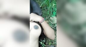 Desi chica de colegio se dedos en el parque para sexo al aire libre 0 mín. 0 sec