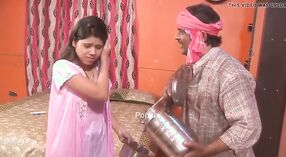 Ibu rumah tangga India yang menggoda memperlihatkan dirinya kepada tukang susu 0 min 0 sec