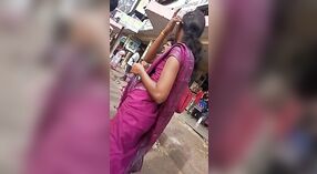 Tamil ufficio ragazza espone il suo lato tette e ombelico a un bus stop 1 min 30 sec