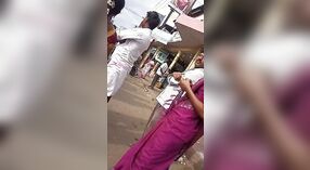 Tamil biuro dziewczyna wystawia jej boczne cycki i pępek na przystanku autobusowym 1 / min 40 sec