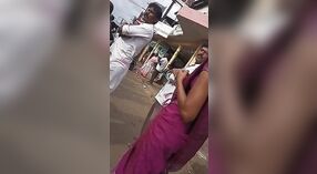 Tamilisches Büromädchen enthüllt ihre Nebenschwärte und ihren Nabel an einer Bushaltestelle 1 min 50 s