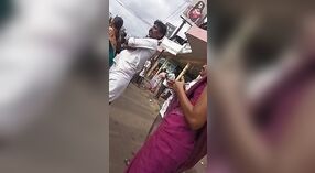 Tamilisches Büromädchen enthüllt ihre Nebenschwärte und ihren Nabel an einer Bushaltestelle 2 min 00 s