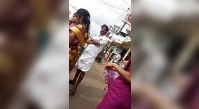 Tamil biuro dziewczyna wystawia jej boczne cycki i pępek na przystanku autobusowym 2 / min 10 sec
