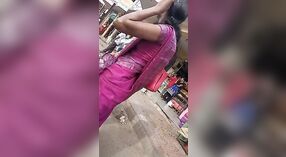 Tamil biuro dziewczyna wystawia jej boczne cycki i pępek na przystanku autobusowym 2 / min 20 sec