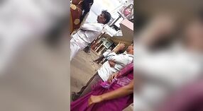 Tamil kantoor meisje exposes haar kant borsten en navel bij een bushalte 2 min 30 sec