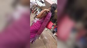 Chica de oficina tamil expone sus tetas laterales y su ombligo en una parada de autobús 2 mín. 40 sec