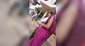 Tamil ufficio ragazza espone il suo lato tette e ombelico a un bus stop 3 min 00 sec