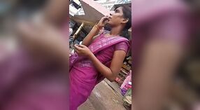 Tamil kantoor meisje exposes haar kant borsten en navel bij een bushalte 3 min 10 sec