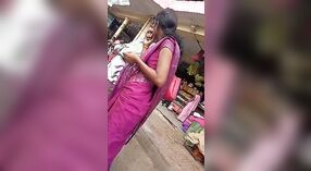 Chica de oficina tamil expone sus tetas laterales y su ombligo en una parada de autobús 3 mín. 20 sec