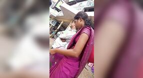 Tamil ufficio ragazza espone il suo lato tette e ombelico a un bus stop 3 min 30 sec