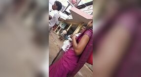 Tamil kantoor meisje exposes haar kant borsten en navel bij een bushalte 3 min 40 sec