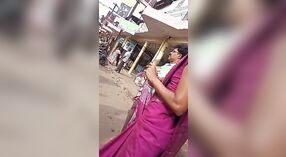 Une fille de bureau tamoule expose ses seins latéraux et son nombril à un arrêt de bus 0 minute 0 sec