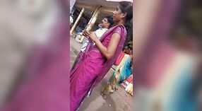 Chica de oficina tamil expone sus tetas laterales y su ombligo en una parada de autobús 0 mín. 30 sec