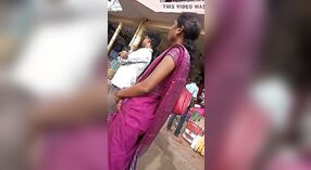 तमिल कार्यालय लड़की एक बस स्टॉप पर उसके पक्ष स्तन और नाभि को उजागर करता है 0 मिन 40 एसईसी